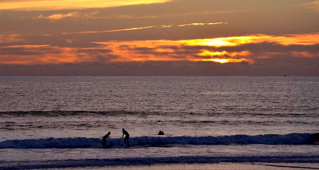 Puesta de sol en la playa de la Victoria de Cádiz