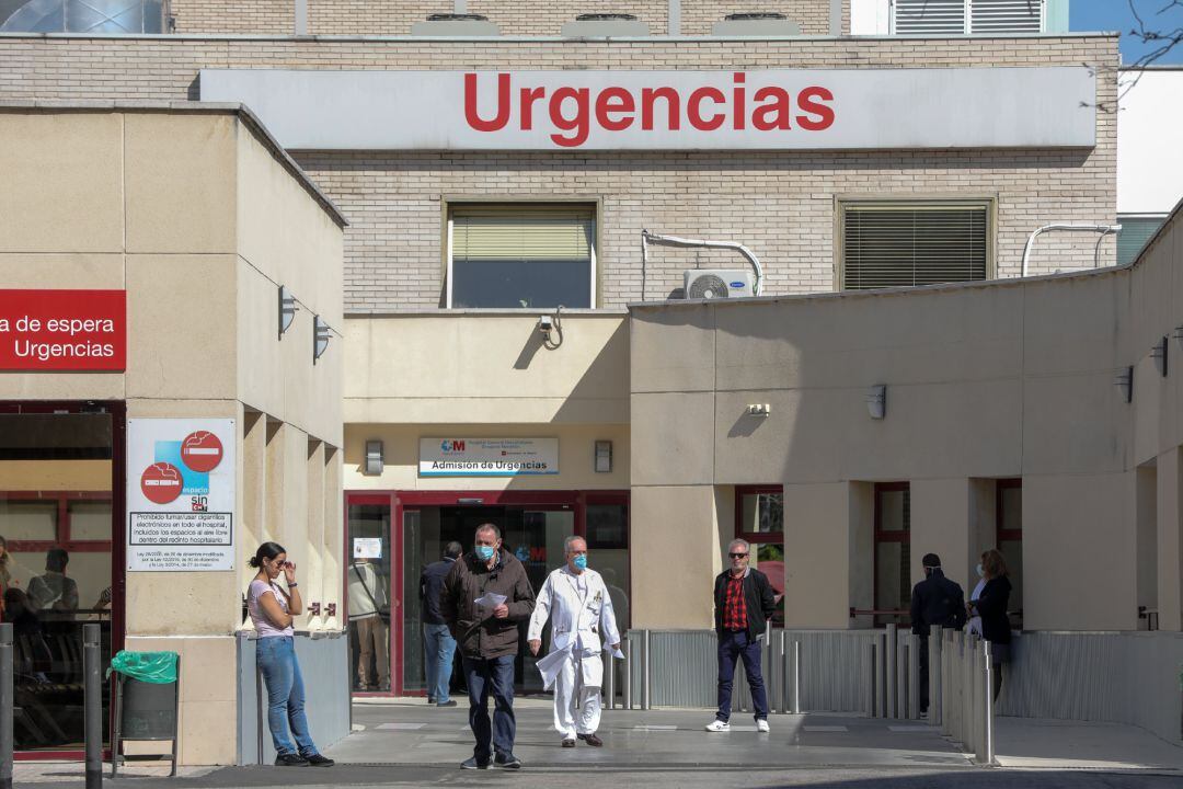 Varias personas protegidas con mascarilla se encuentran cerca de la puerta de Urgencias del Hospital Gregorio Marañón (Madrid)