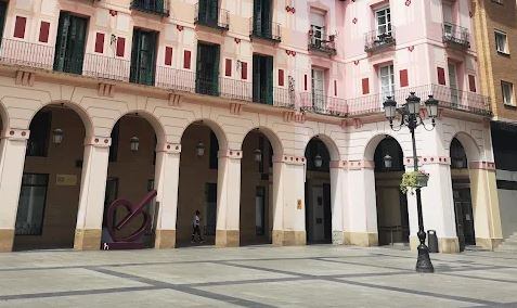 Farola en la plaza de López Allué, donde se cambiarán las lámparas por otras tipo led