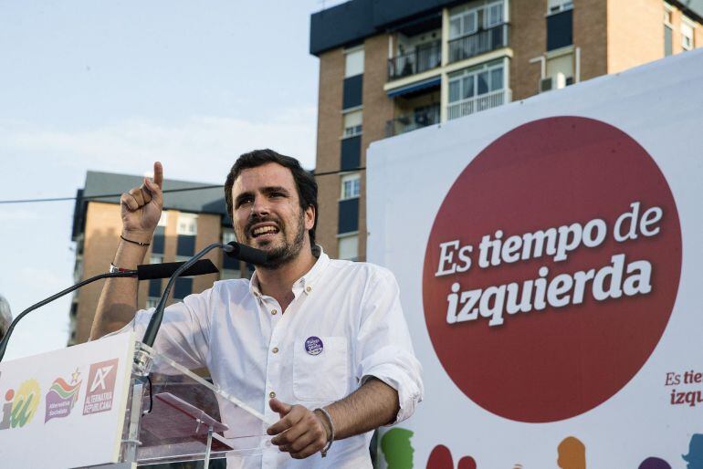 GRA443. MÁLAGA, 20/05/2015.- El candidato de IU a la Presidencia del Gobierno, Alberto Garzón, durante su intervención en un mitin hoy en Málaga. EFE/Jorge Zapata