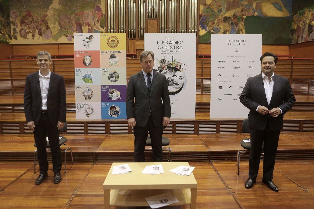 El consejero de Cultura y Política Lingüística, Bingen Zupiria (centro), el director general de Euskadiko Orkestra, Oriol Roch (izquierda) y el director titular, Robert Treviño, en la presentación de la temporada 2020-2021.