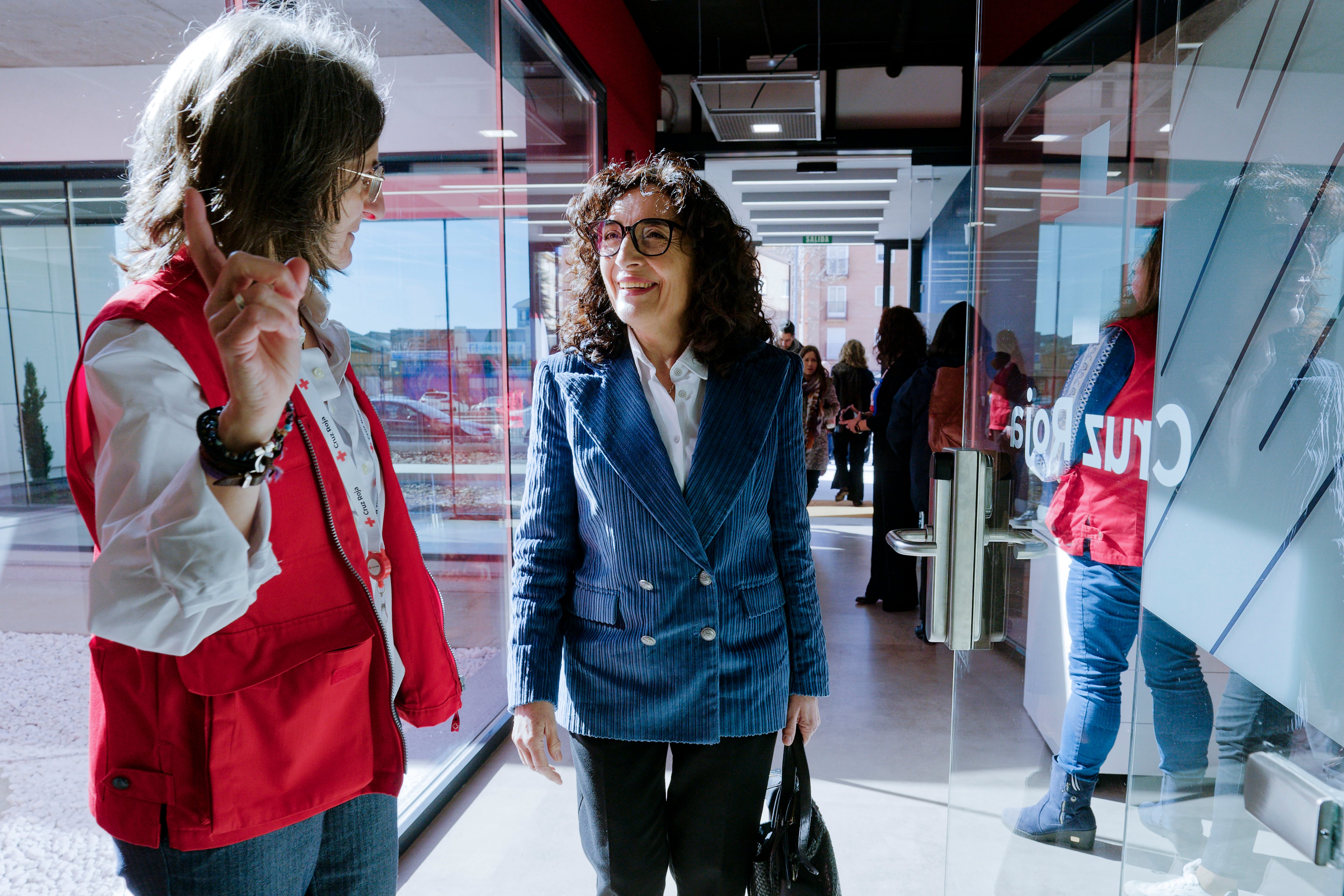 La presidenta nacional de Cruz Roja Española, María del Mar Pageo (d), durante la inauguración de la nueva sede de la ONG en Ávila este miércoles