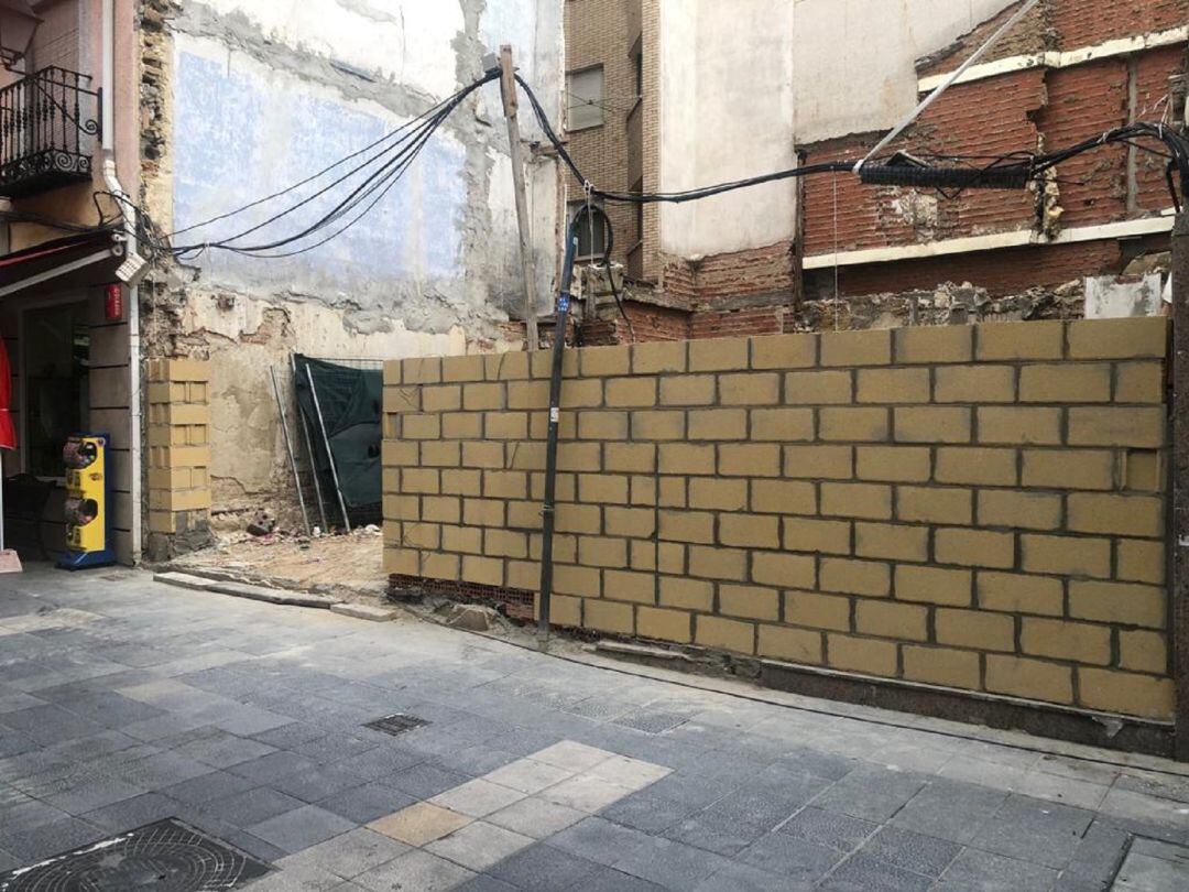 El propietario del solar de la calle Barrio y Mier de Palencia procede a su adecentamiento