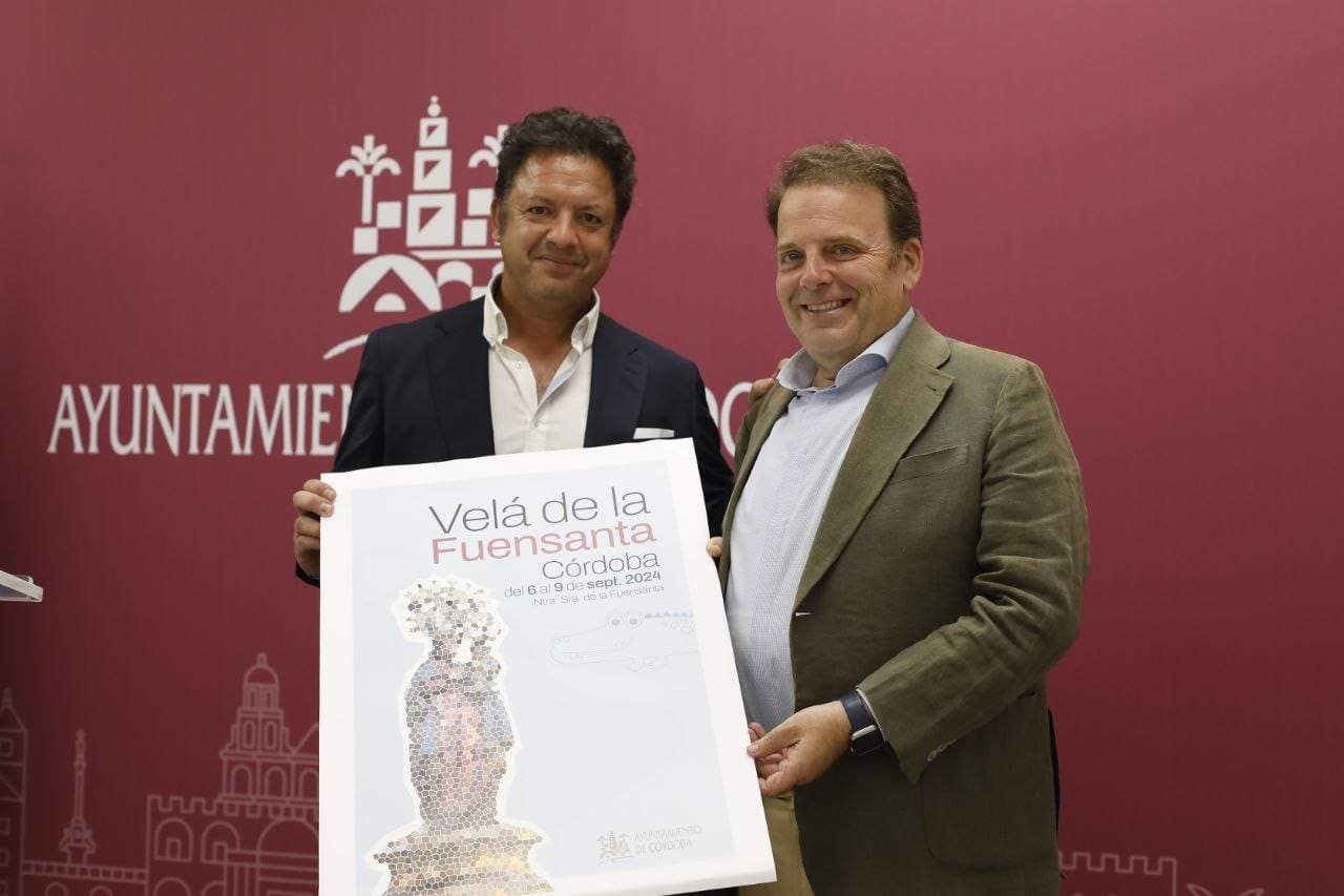 El pregonero de la Velá de la Fuensanta, el abogado Marcos Santiago, con el delegado de Fiestas del Ayuntamiento de Córdoba, Julián Urbano