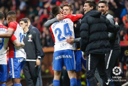 Pedro Díaz abraza a Gragera tras uno de los goles del Sporting