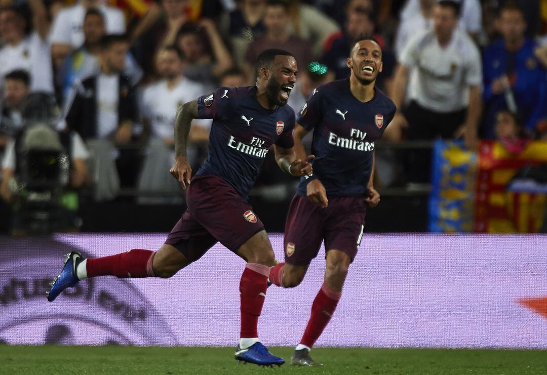 Lacazette y Aubameyang celebran uno de los goles del partido