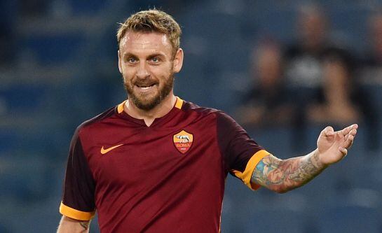 De Rossi señala a un rival en el campo