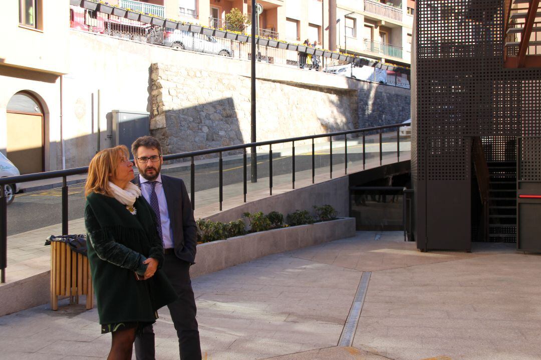 La cònsol major de la capital, Conxita Marsol, amb el ministre d'Educació, Eric Jover, durant la presentació de la cessió d'un espai a l'escola de Ciutat de Valls per a equipaments socials al barri.