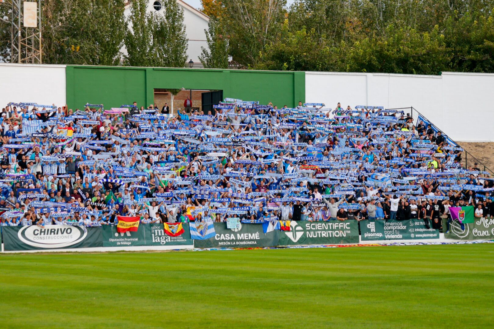 Aficionados del Málaga, en las gradas de El Maulí en el último gran desplazamiento