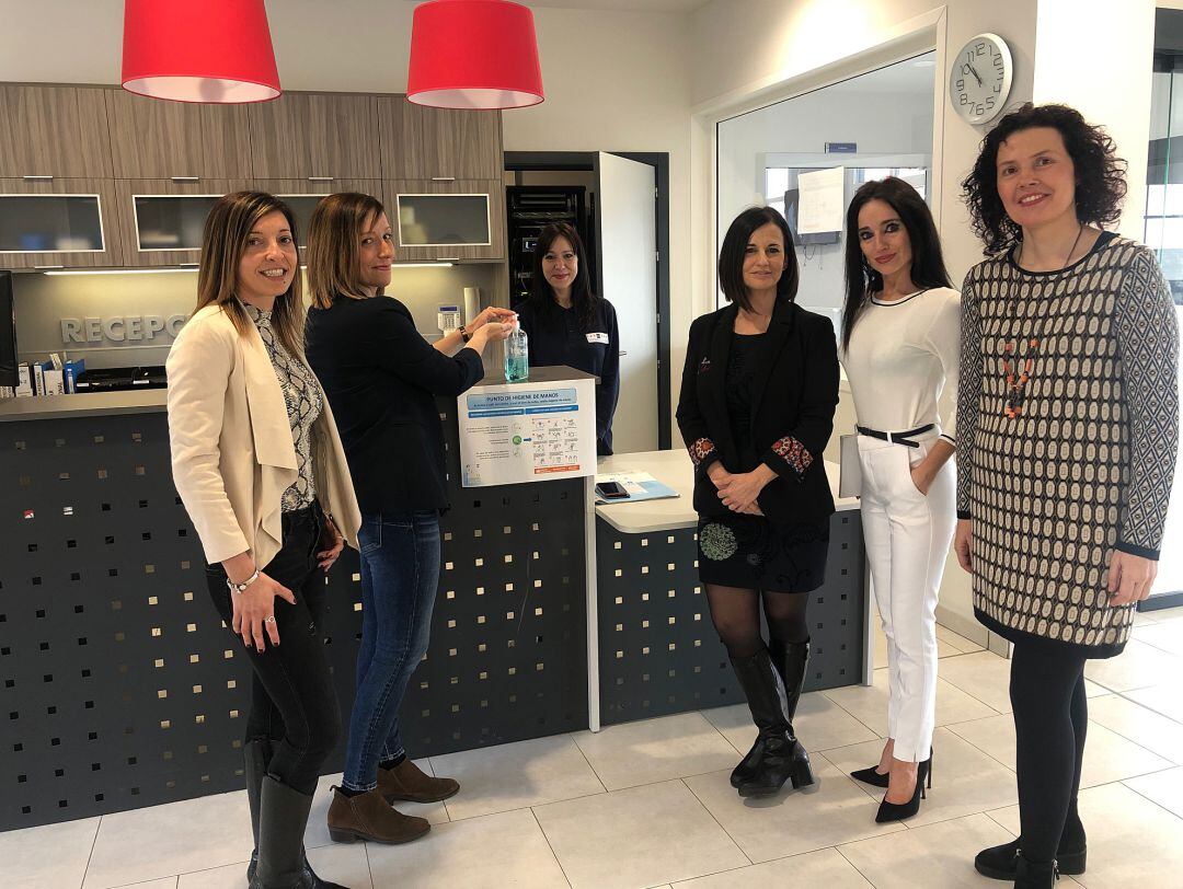 La gerente del ERA, Ana Suárez Guerra, durante una visita a una residencia.