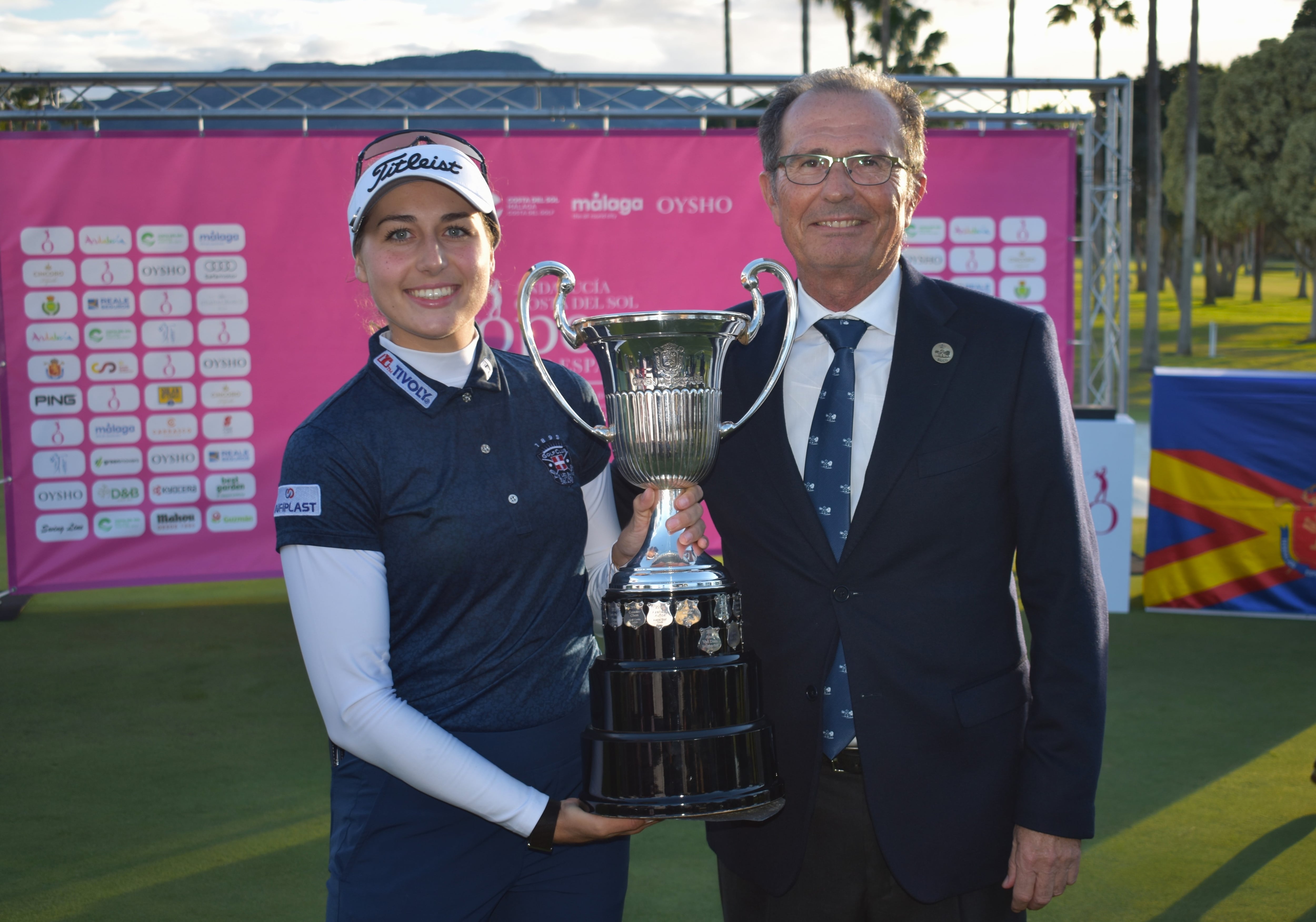 El presidente del Guadalhorce Club de Golf Ángel Gancedo junto a la ganadora del Andalucía Costa del Sol la francesa Nastasia Nadaud