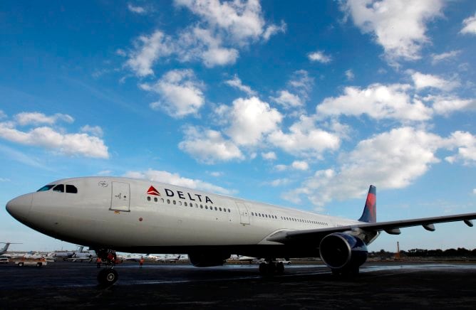 &quot;Delta Airlines ha inaugurado el programa Sky Sommelier para sobrecargos con el objetivo de ofrecerles una mayor conocimiento de los caldos que se sirven a bordo&quot;. En la imagen, un avión &#039;charter&#039; en el aeropuerto internacional Ft. Lauderdale-Hollywood, e