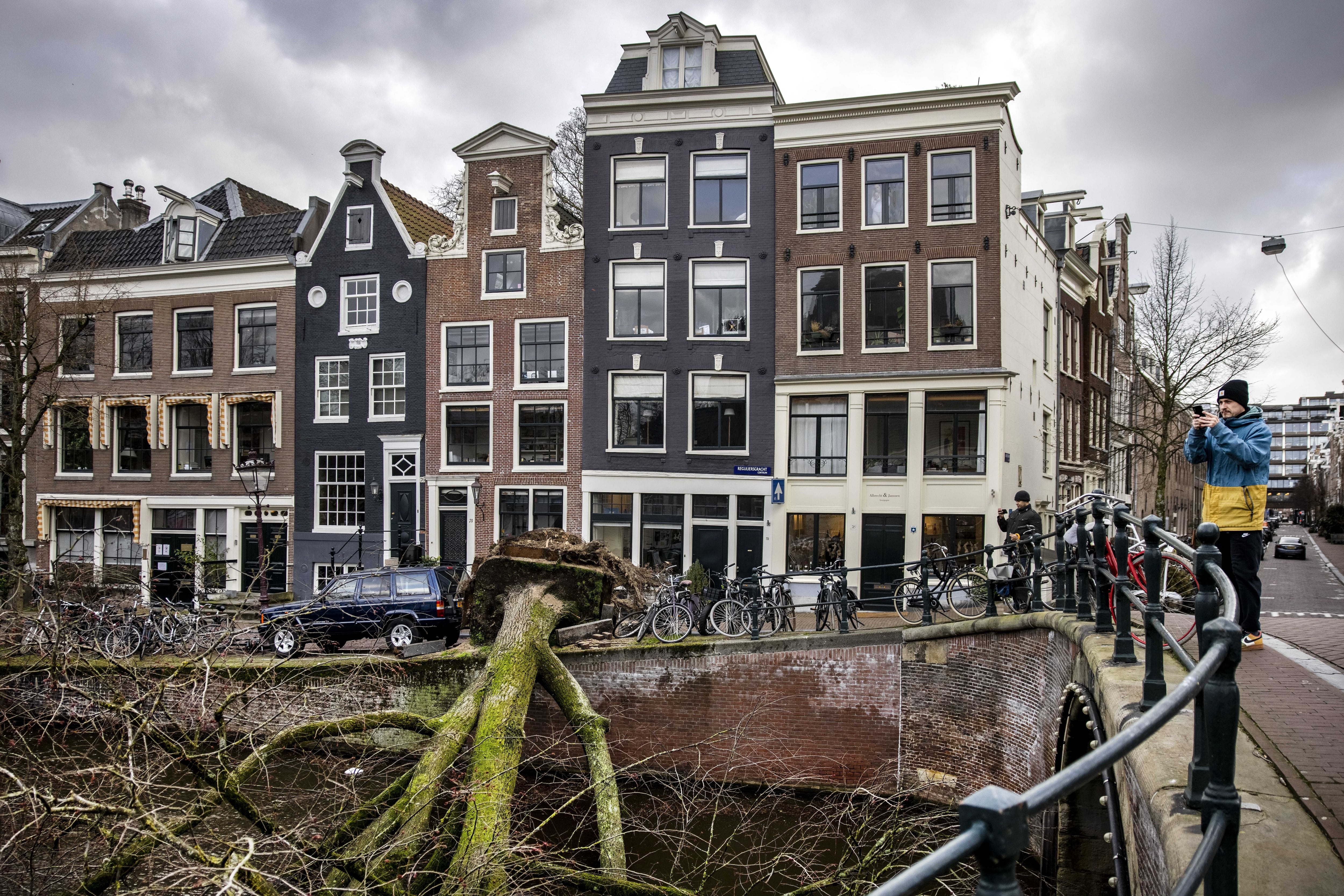 Un árbol caído en Reguliersgracht, en el centro de Ámsterdam, este viernes.