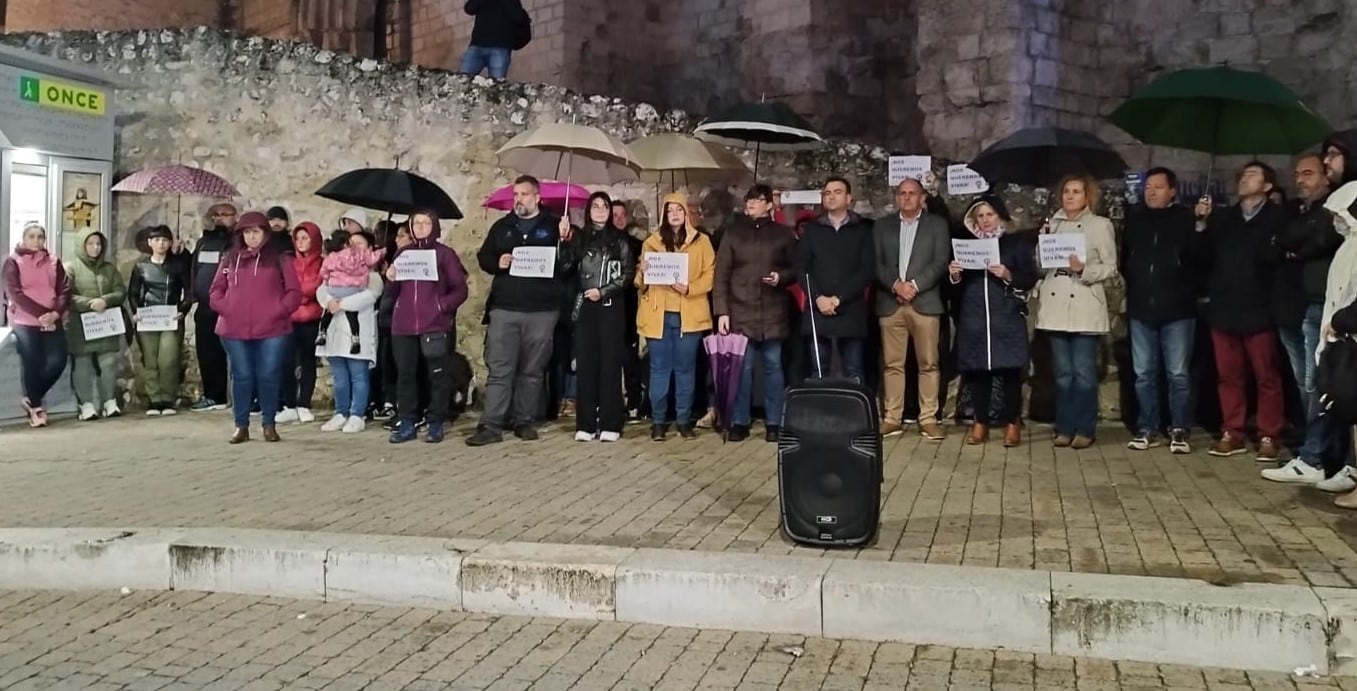 Autoridades y vecinos durante la concentración de Cuéllar