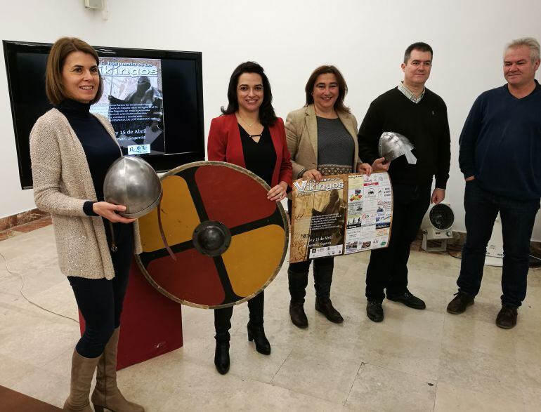 Representantes de la Diputación, del Ayuntamiento del Espinar y los organizadores de la VI edición de La Hispania Vikinga posan con algunos elementos utilizados por los normandos que podrán verse el fin de Semana en el Espinar