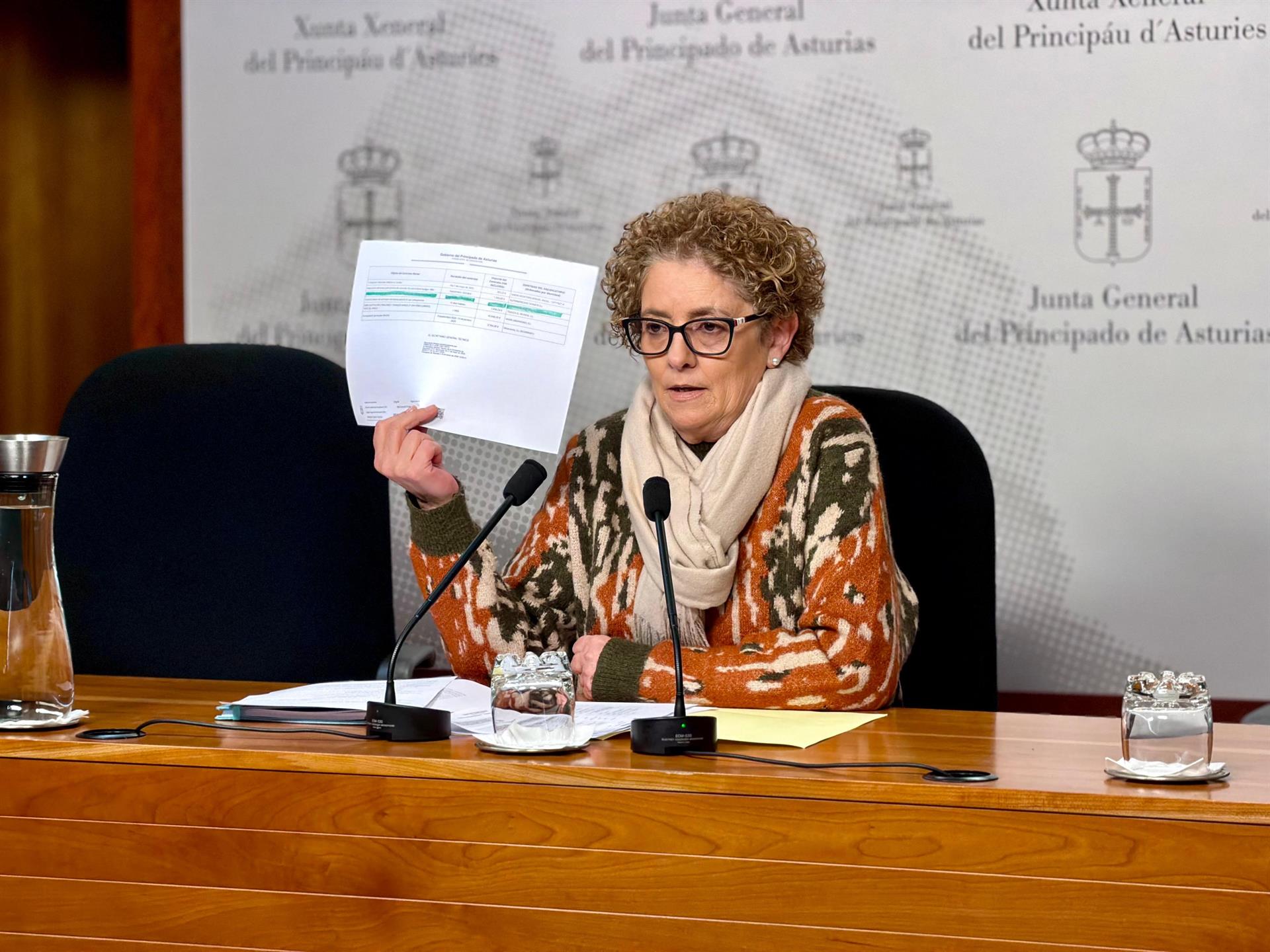 La diputada del PP en la Junta General, Gloria García durante la rueda de prensa.
