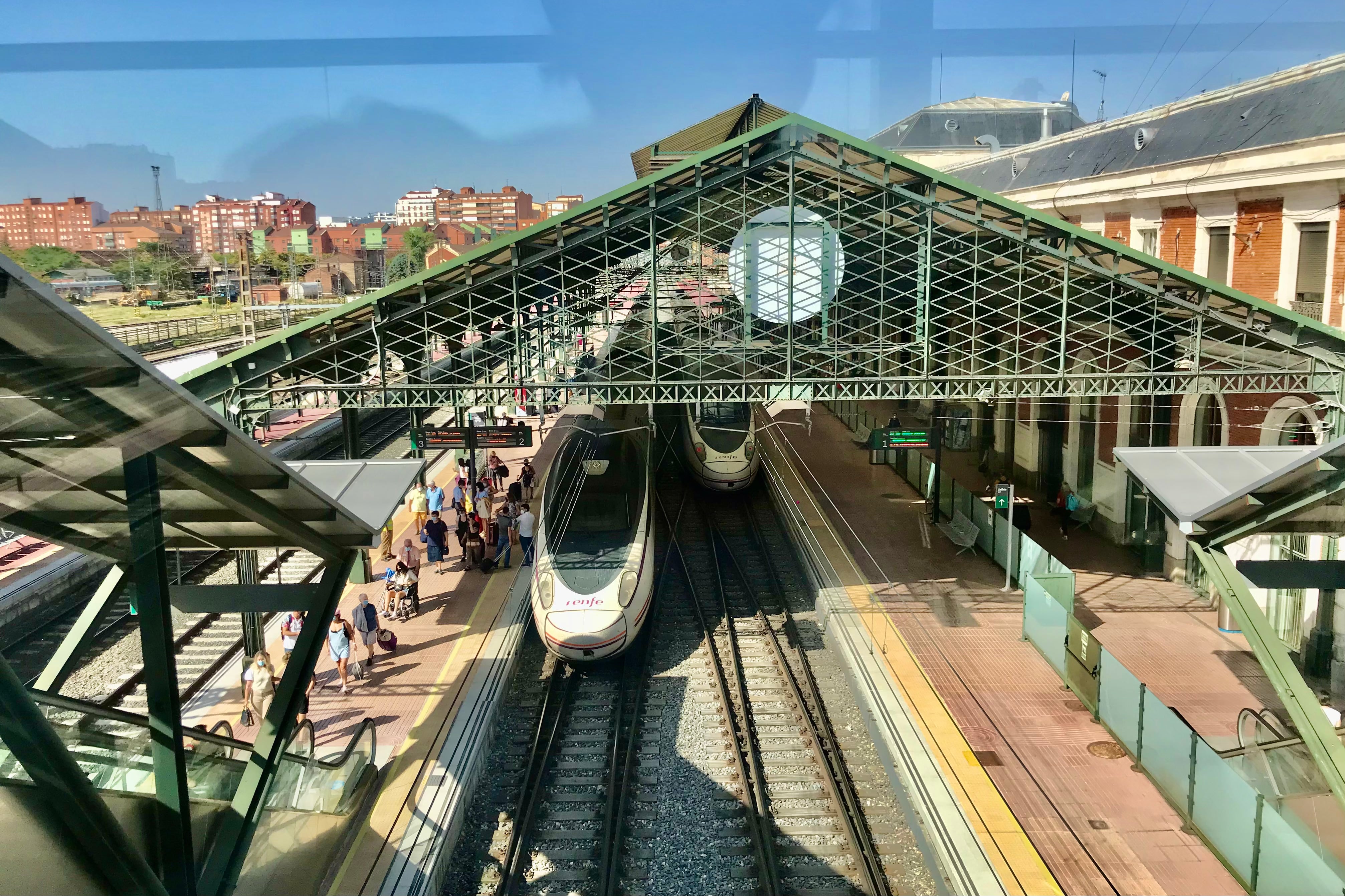 Tren Avant en la estaci�n de trenes Campo Grande de Valladolid