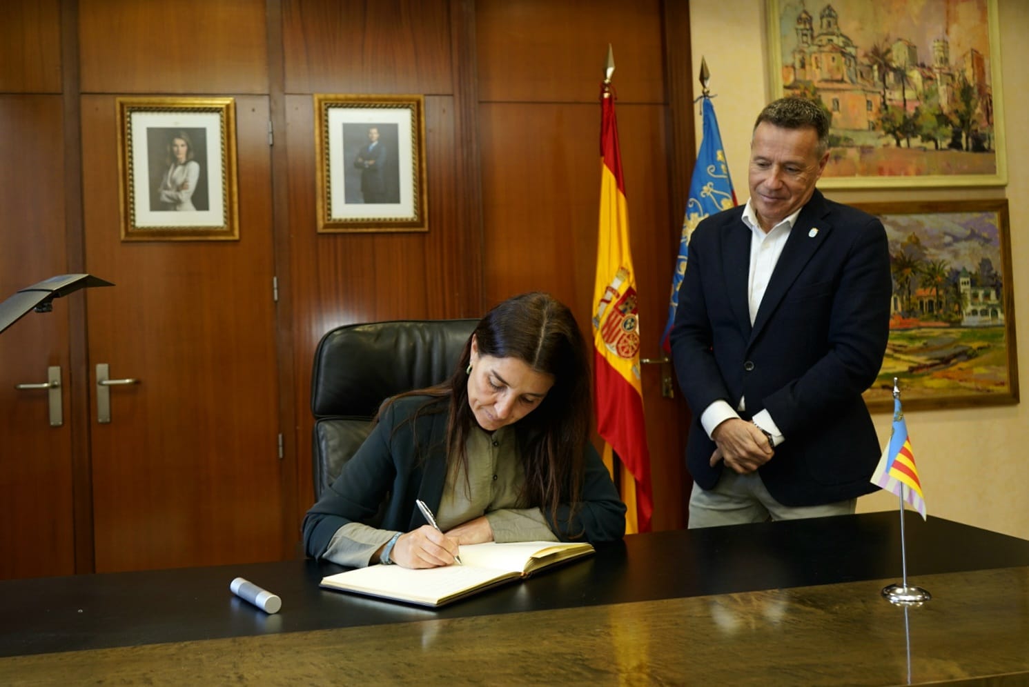 Ruth Merino, Consellera de Hacienda y Economía, firmando el libro de honor de Burriana