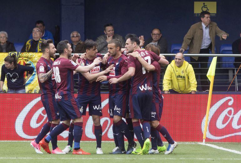 Pedro León celebra con sus compañeros el gol marcado ante el Villarreal.
