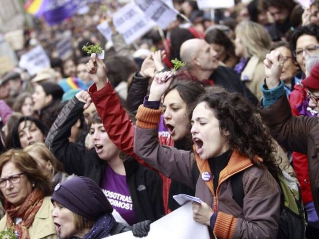 Mujeres se manifiestan para mostrar su rechazo al anteproyecto de la ley del aborto.