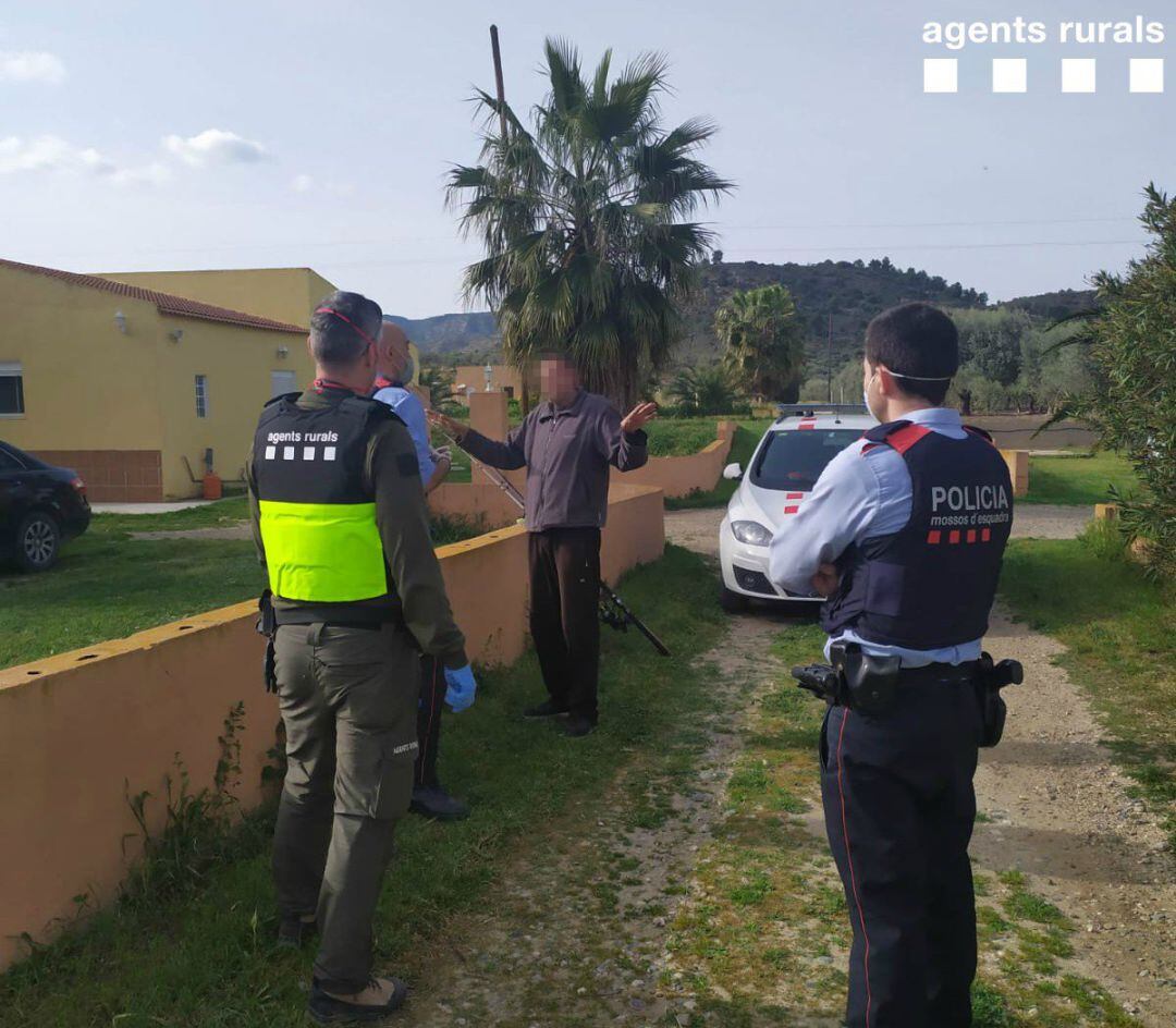 Eels Agents Rurals sancionant un pescador a Riba-roja d'Ebre durant l'estat d'alarma