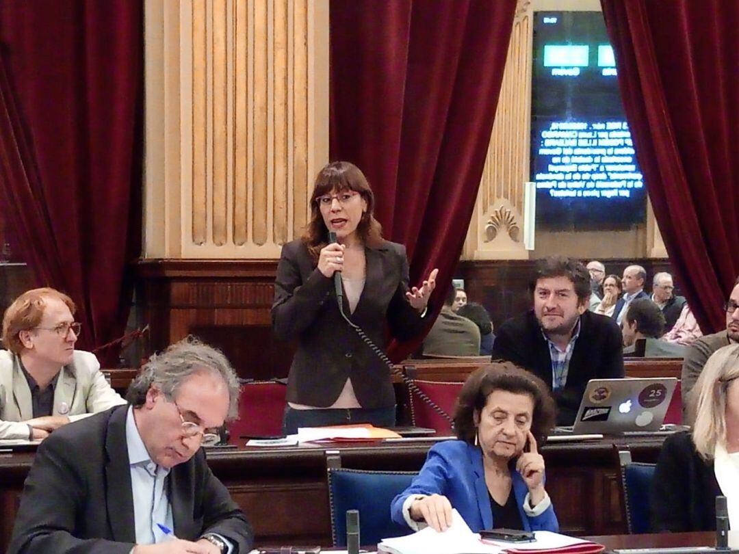 La diputada de Podem, Laura Camargo, preguntando este martes a la presidenta del Govern, Francina Armengol.