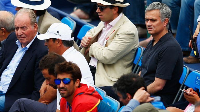 El rey Juan Carlos ha presenciado el partido al lado de Toni Nadal y justo delante del entrenador del Chelsea Jose Mourinho.