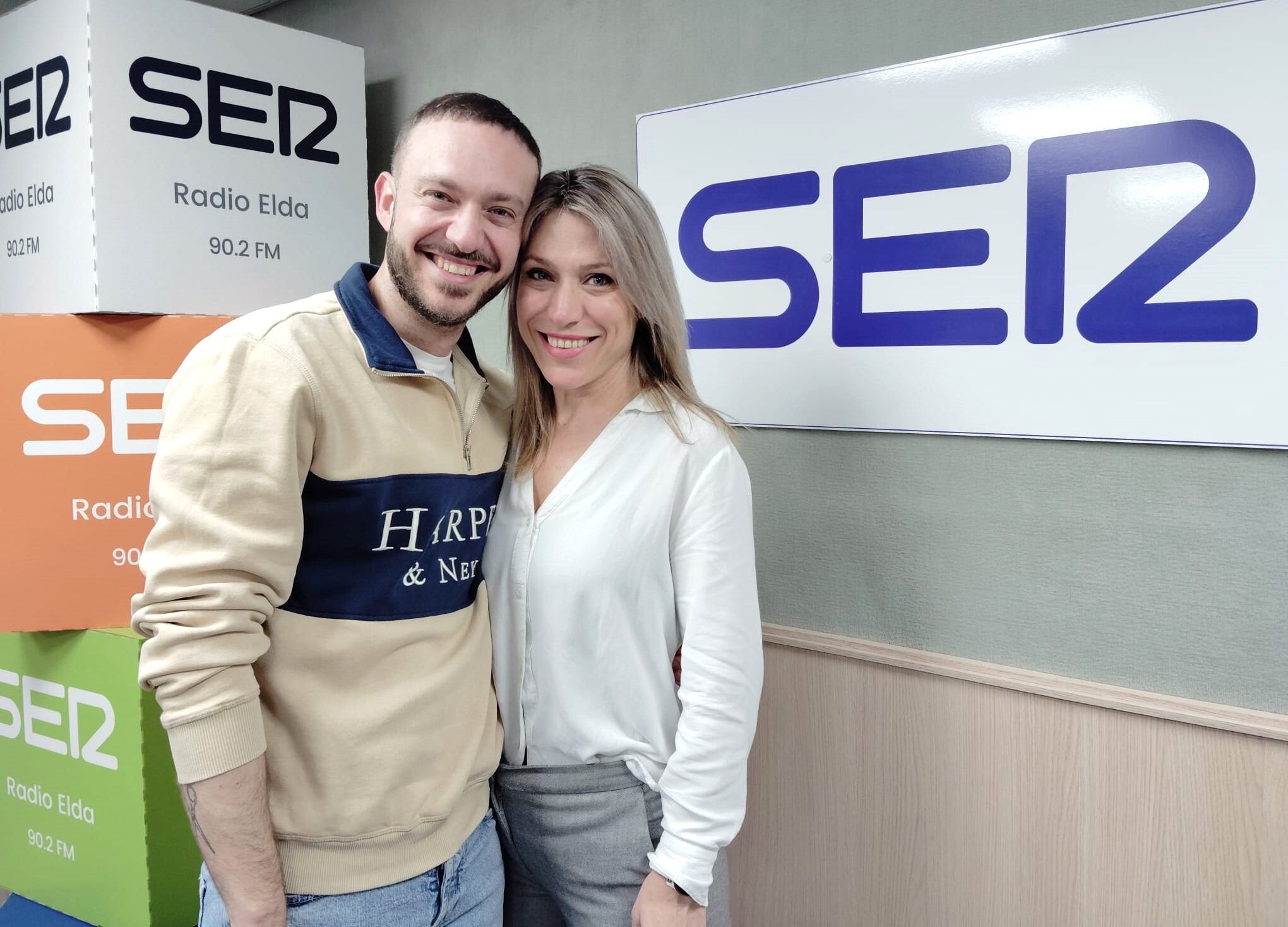 Mª Teresa y Jº Manuel, en el estudio de Radio Elda SER.