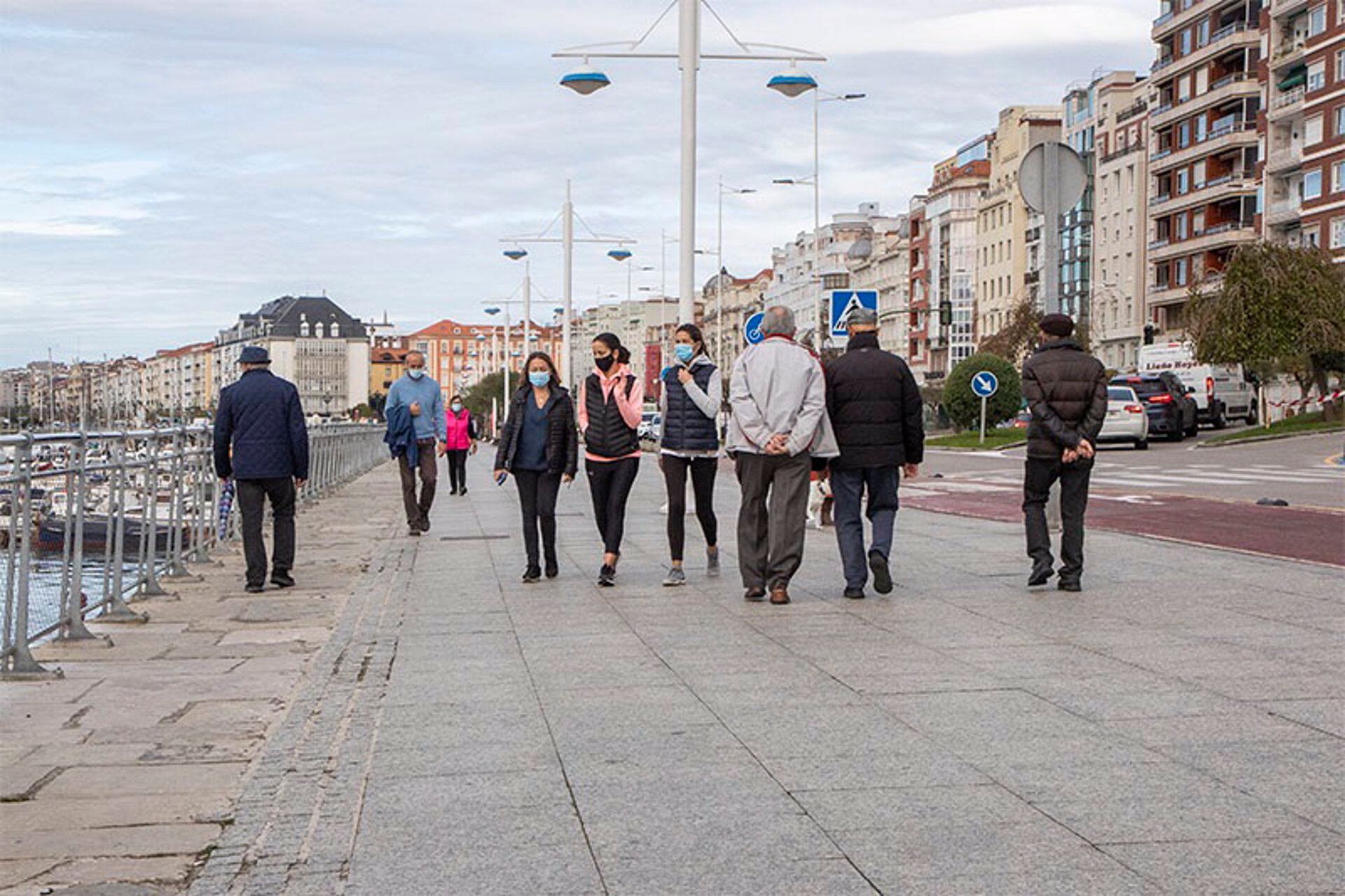 Personas paseando por Santander - Archivo.