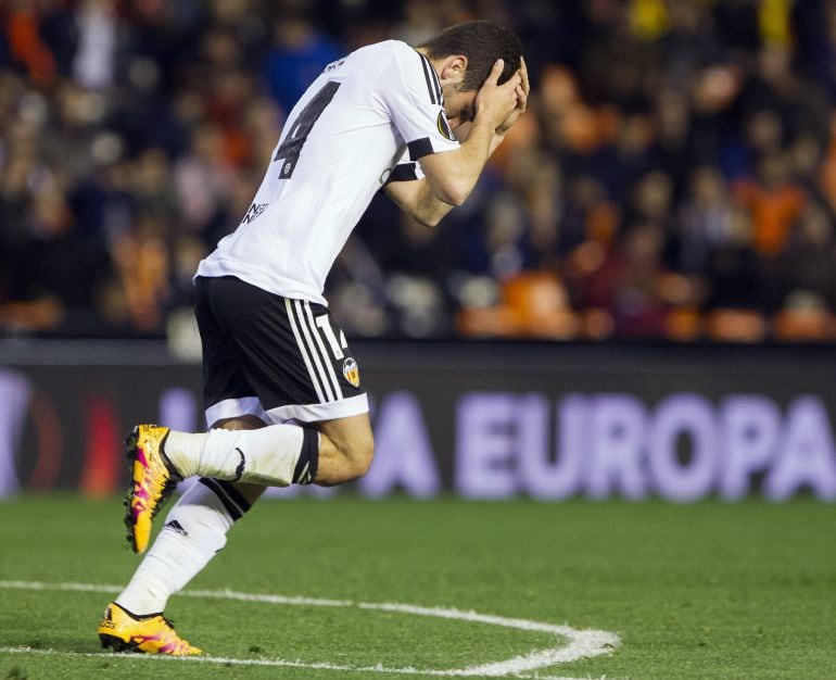 El defensa del Valencia José Luis Gayá se lamenta de una ocasión fallada ante el Athletic Bilbao durante el partido de vuelta de octavos de final de la Liga Europa que disputan en el estadio Mestalla de Valencia. 