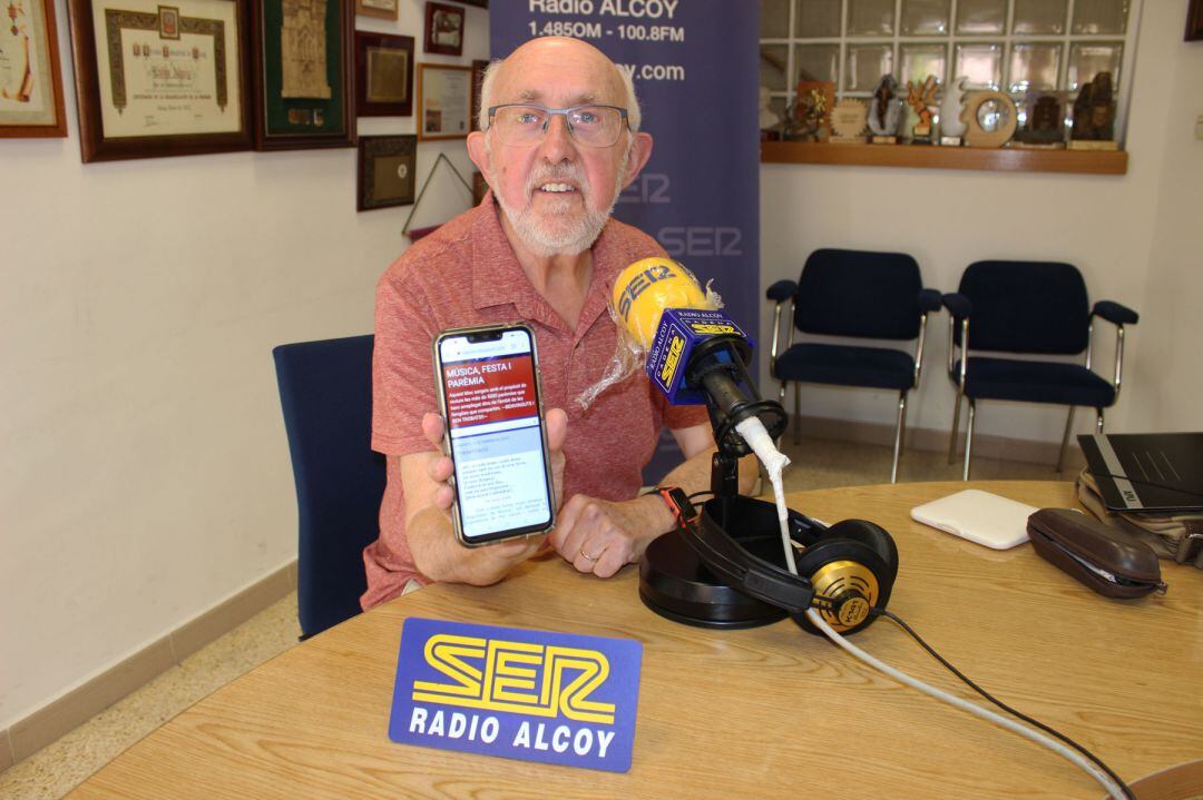 Vicent Agulló muestra en la pantalla del móvil la web en la que ha recopilado datos de más de 20 años de investigación