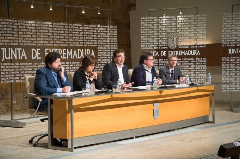 El presidente de la Junta, Guillermo Fernández Vara, con los agentes económicos y sociales