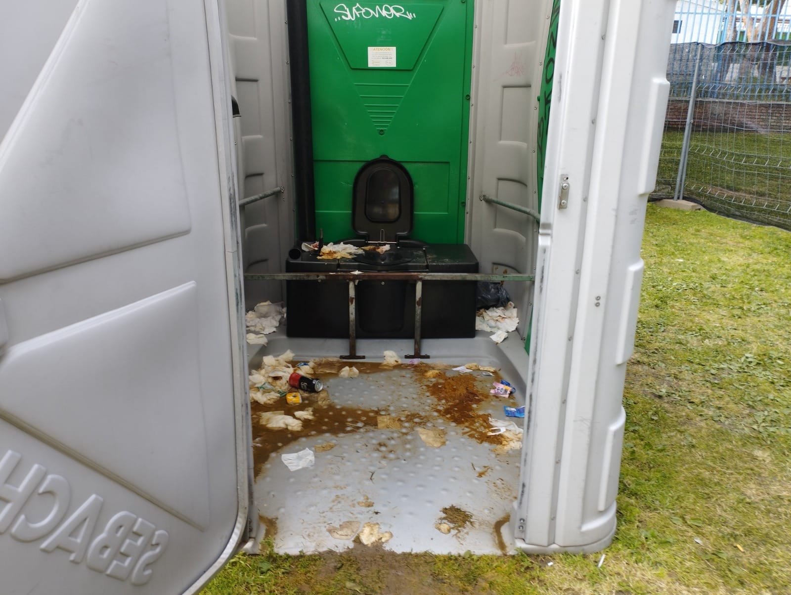 Los baños de San Isidro tras una noche de feria