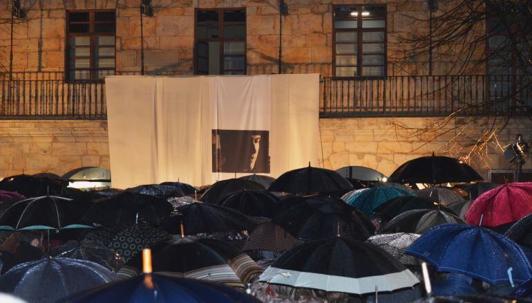 Familiares y amigos de Hodei Egiluz le rinden homenaje en la plaza frente al Ayuntamiento de Galdakao