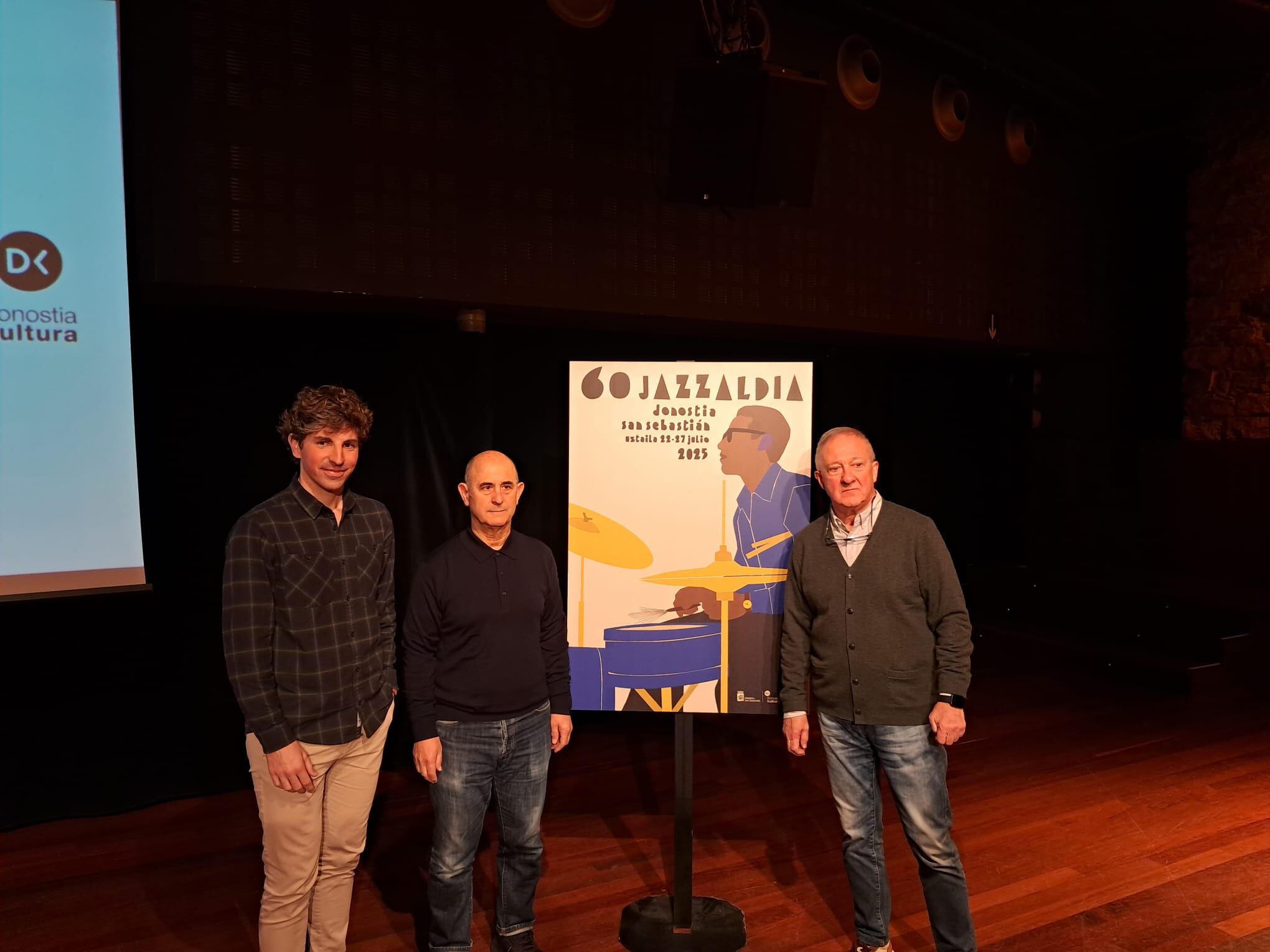 Jon Insausti, concejal de Cultura, José Luis Lanzagorta, autor del cartel y Miguel Martín, director de Jazzaldia, en la presentación de la 60ª edición