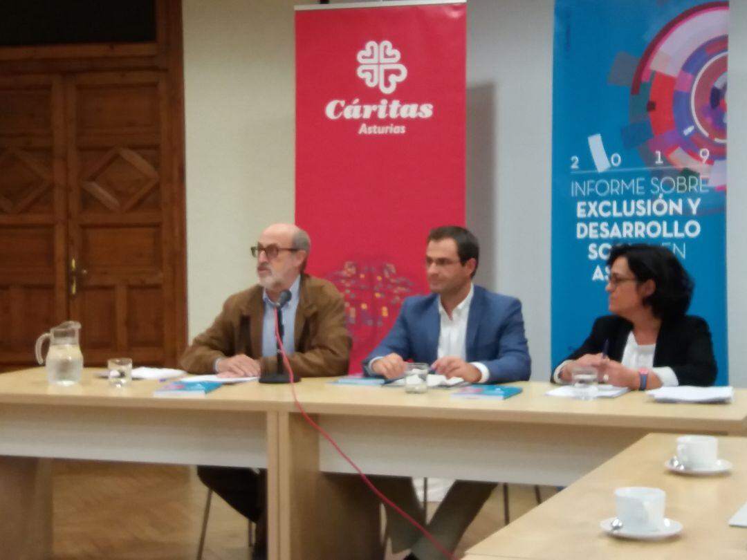 Cáritas ha presentado el informe FOESSA sobre exclusión en Oviedo. De Izquierda a derecha: Ignacio Alonso, director de Cáritas Asturias; Raúl Flores, de la Fundación FOESSA; Pilar Díaz, responsable del programa de personas sin hogar de Cáritas Asturias