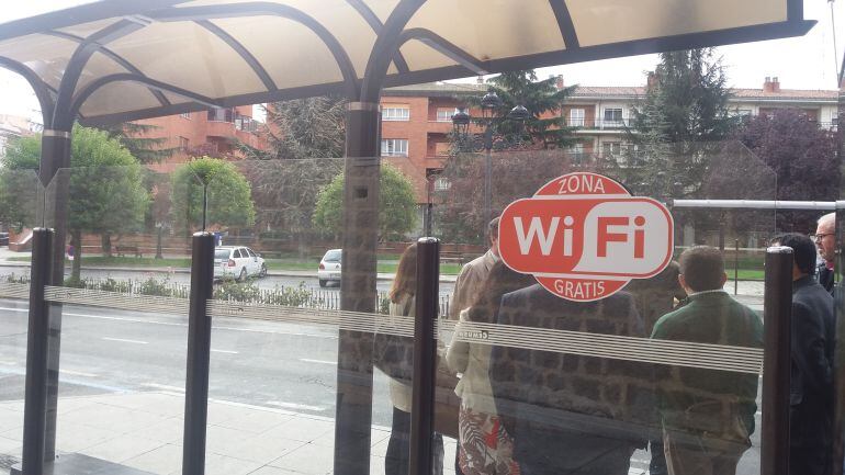 Indicativo de conexión wifi en la marquesina de la Plaza de Santa Ana