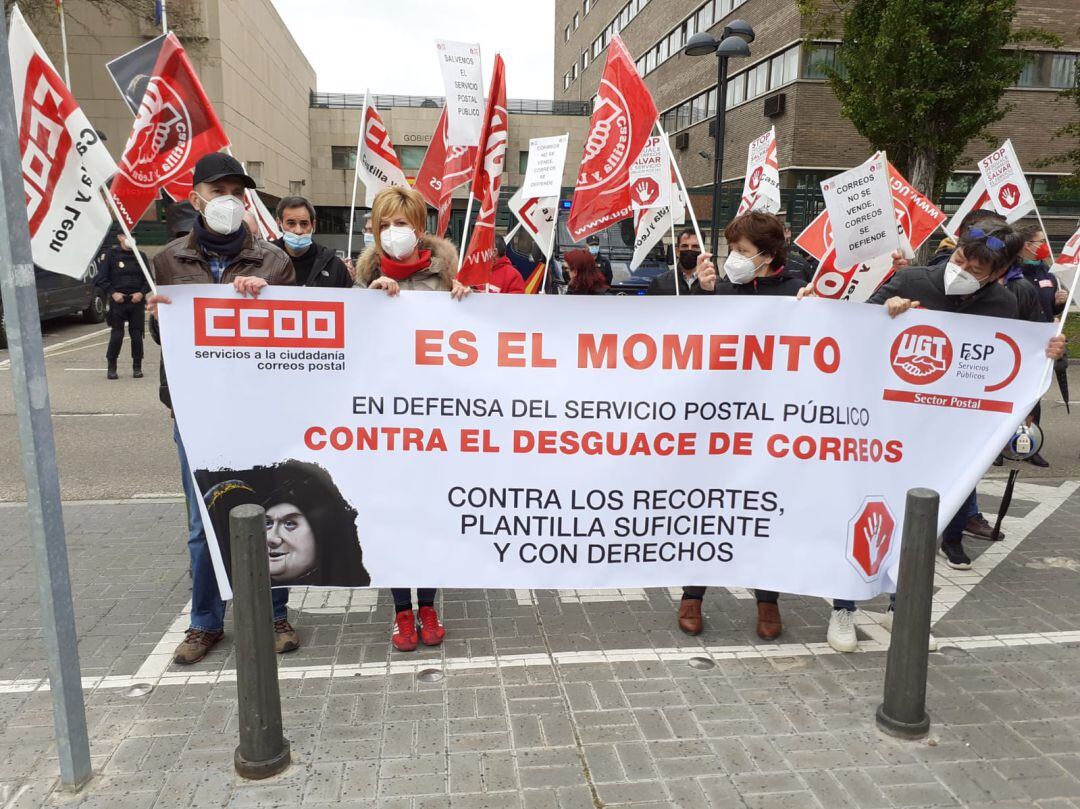 Trabajadores de Correos frente a la Delegación de Gobierno en Valladolid