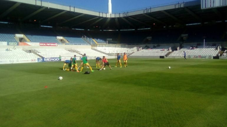 El Deportivo calentando en el Sardinero antes del partido