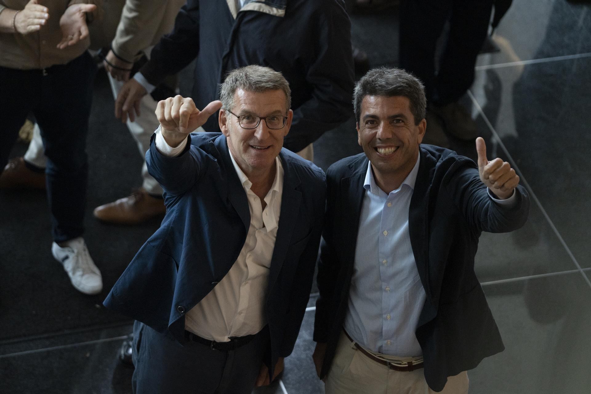 Alberto Nuñez Feijóo y Carlos Mazón se abrazan en la primera visita del líder nacional a la Comunitat Valenciana tras el 28M