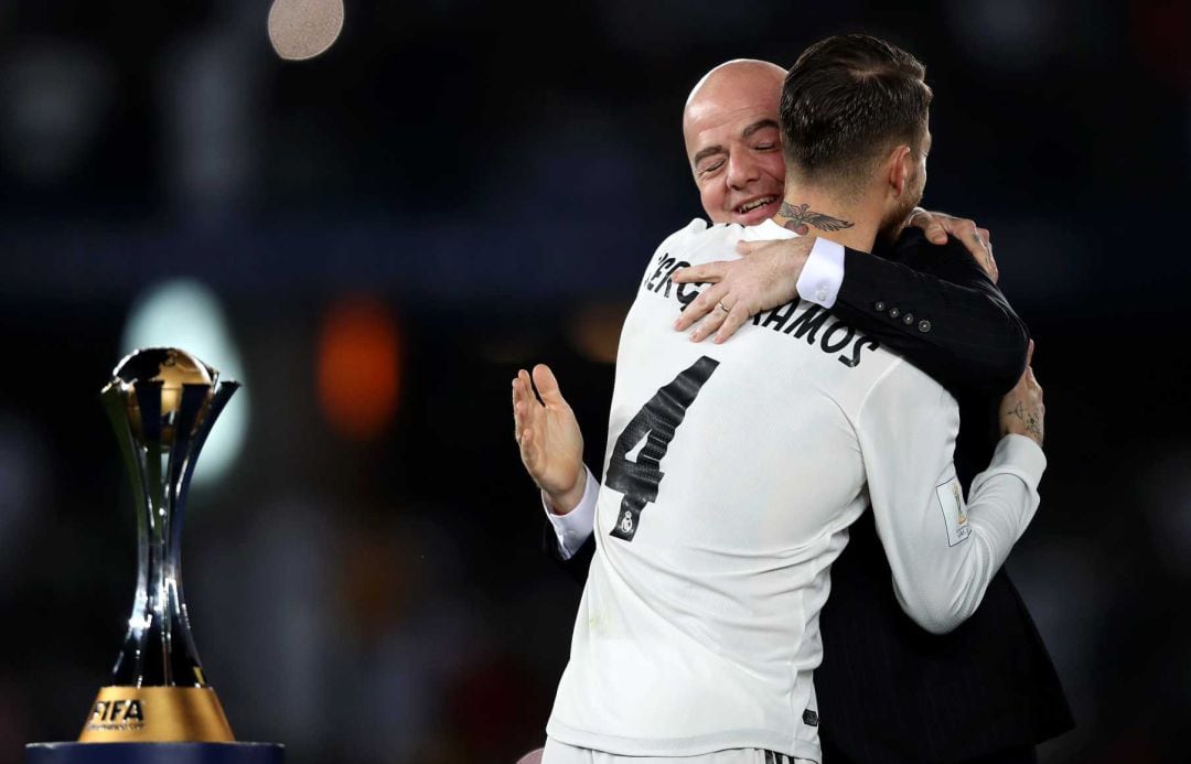 Infantino saluda a Sergio Ramos en la victoria del Real Madrid en el Mundial de Clubes de 2018.