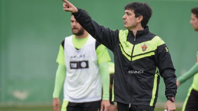 Pacheta dirige uno de los entrenamientos del Elche esta semana