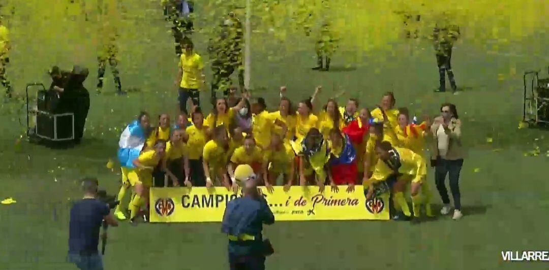 Las jugadoras del Villarreal CF celebran el ascenso a Primera sobre el terreno de juego de la Ciudad Deportiva de Miralcamp