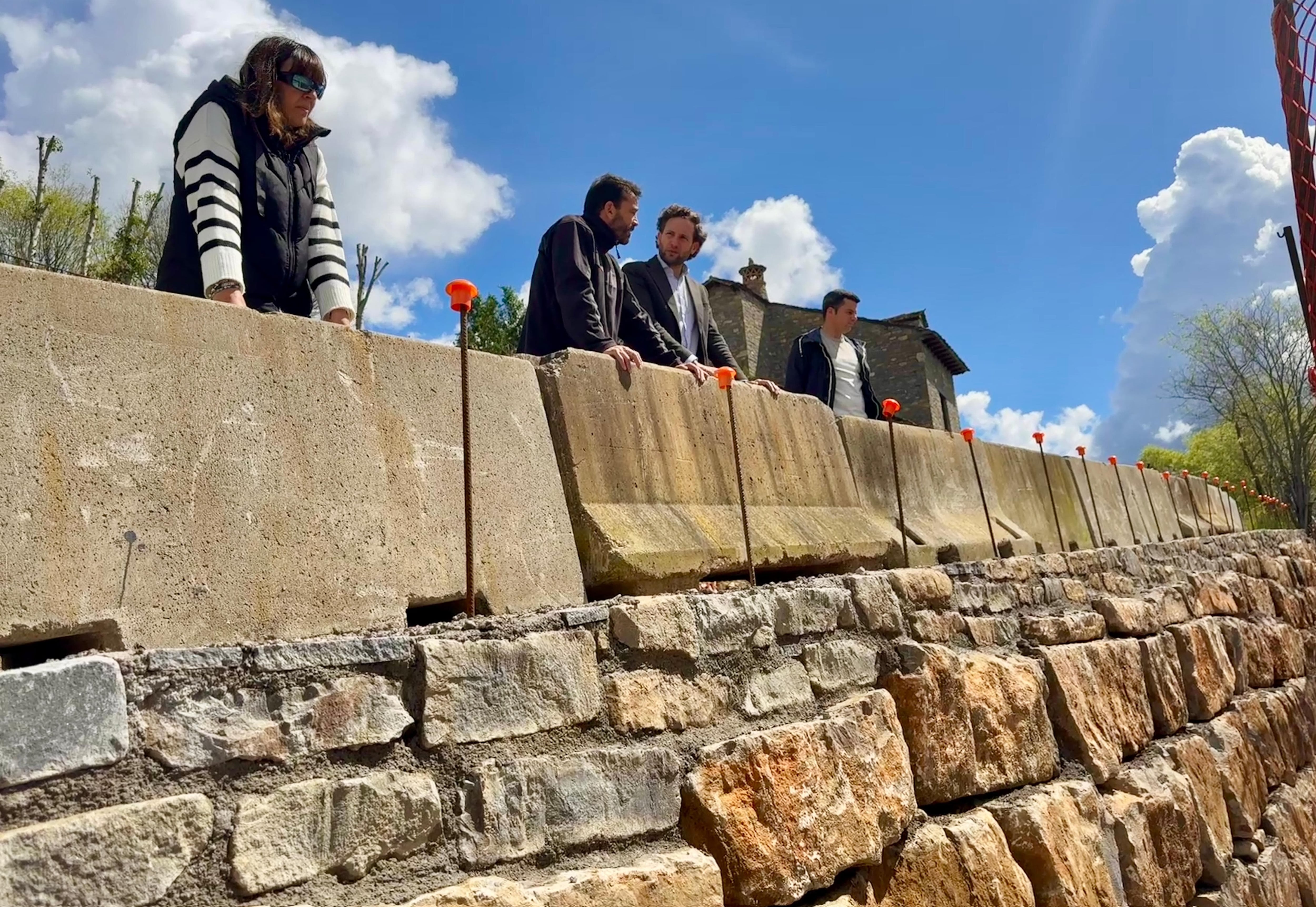 Alcalde de Aínsa, Enrique Pueyo, y el presidente de la DPH, Isaac Claver