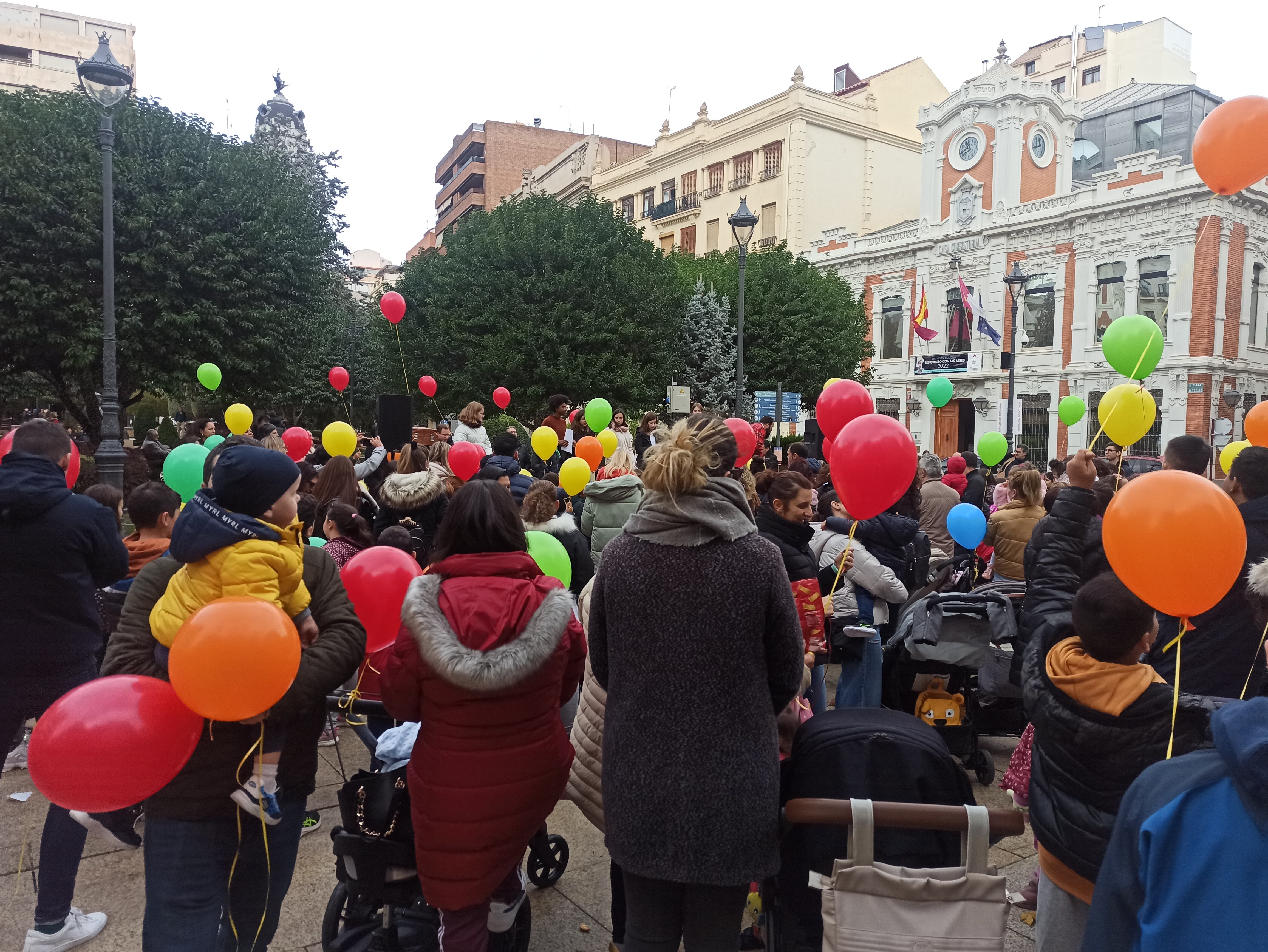 Lectura del manifiesto con motivo de la celebración del Día Internacional de la Infancia en la Plaza del Altozano de Albacete | Imagen: Pedro Miguel González