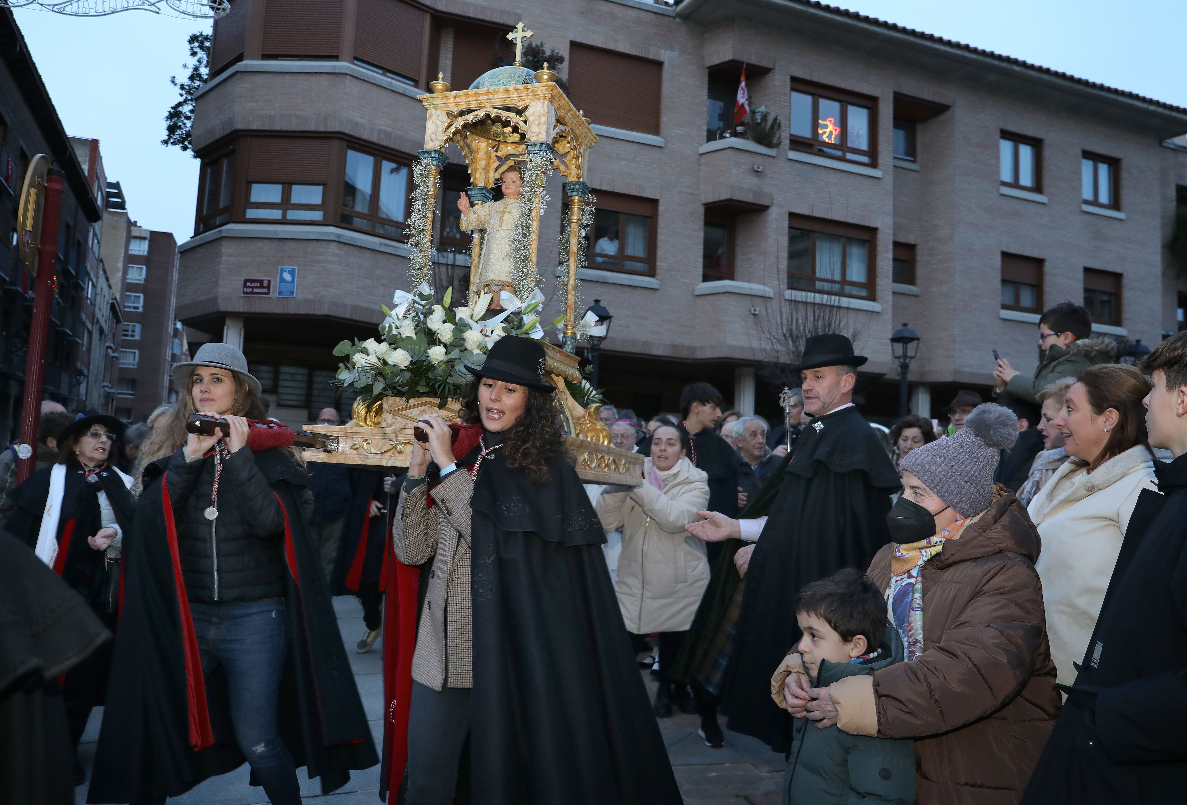 El Bautizo del Niño Jesús es una ceremonia que data del siglo XVI, está considerada Fiesta de Interés Turístico Nacional. La ciudad de Palencia rememora una fiesta singular, celebrada en las inmediaciones de la Iglesia de san Miguel con una procesión y la tradicional pedrea.