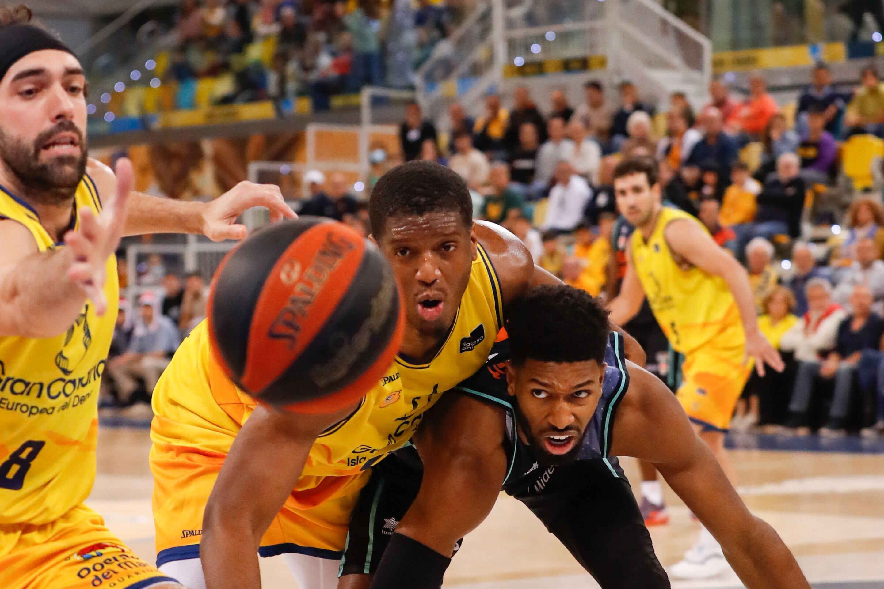 GRAFCAN4079. LAS PALMAS DE GRAN CANARIA, 27/12/2022.- Los jugadores del Gran Canaria Vitor Benite (i) y Damien Inglis (c) y el del Valencia Basket Kyle Alexander (d) durante el partido de la jornada 13 de la liga Endesa que ambos equipos disputaron este martes en el Gran Canaria Arena, en Las Palmas de Gran Canaria. EFE/ Elvira Urquijo A.
