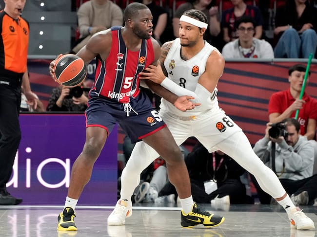 VITORIA, 03/04/2026.- El ala-pívot del Baskonia Eugene Omoruyi (i) juega un balón ante Chuma Okeke, del Real Madrid, durante el partido de la fase regular de la EuroLiga de baloncesto que Baskonia y Real Madrid disputan este viernes en el Buesa Arena, en Vitoria. EFE/L. Rico
