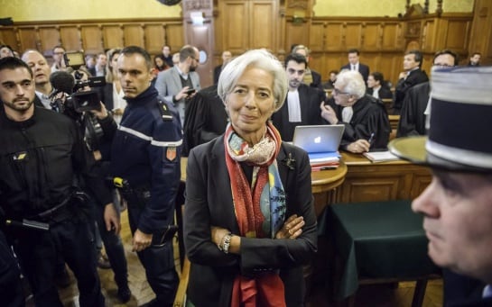 Fotografía de archivo fechada el 12 de diciembre de 2016 que muestra a la directora-gerente del Fondo Monetario Internacional (FMI), Christine Lagarde (c), en el tribunal especial que juzga su caso en París, Francia