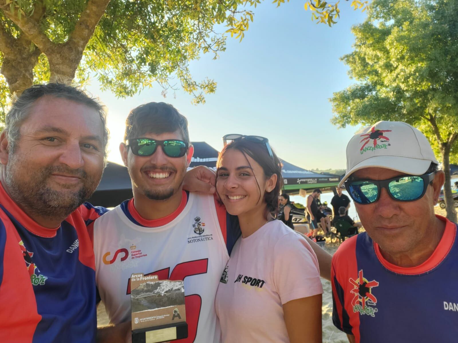 Daniel con técnicos y colaboradores del JH Sport Racing Team.